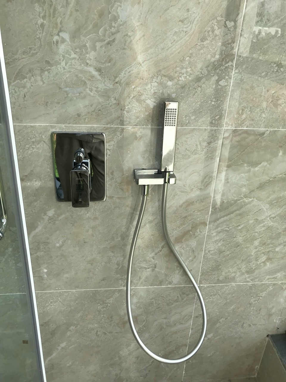 Sen am tuong Bravat F856101C-A-ENG