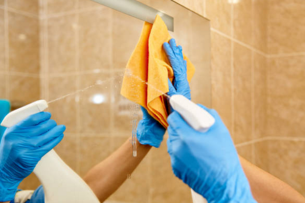 Thường xuyên lau chùi kính và gương trong nhà tắm